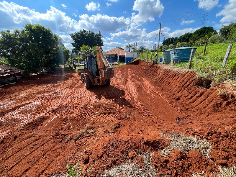 Equipe e maquinário da Retroterra Terraplenagem em Varginha